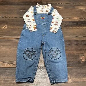 le top Turtleneck & Overalls